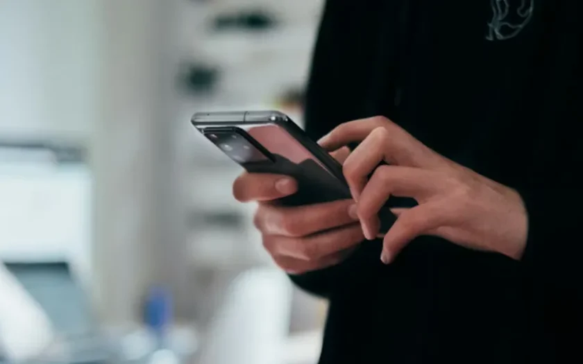 Hur ofta bör man stänga av telefonen