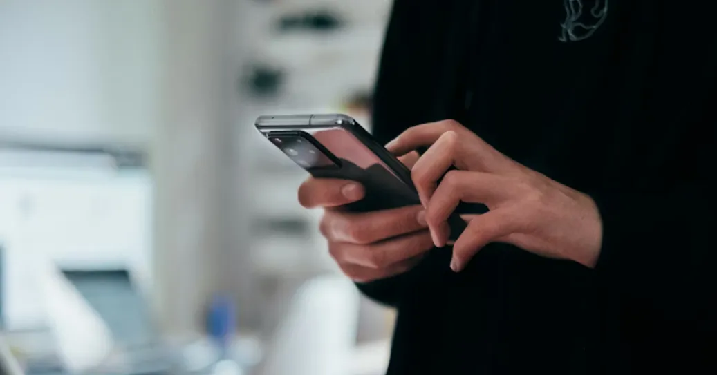 Hur ofta bör man stänga av telefonen?