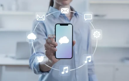 iPhone 17, Apple Watch och AirPods Pro arrangerade på vitt skrivbord med enhetlig designfilosofi