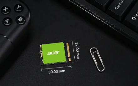 M.2 2230 SSD-kort bredvid en öppnad handheld gaming-enhet på ett skrivbord