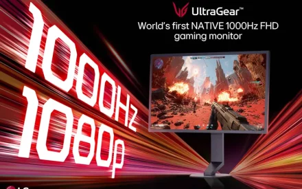 Modern gamingskärm på skrivbord i kvällsljus
