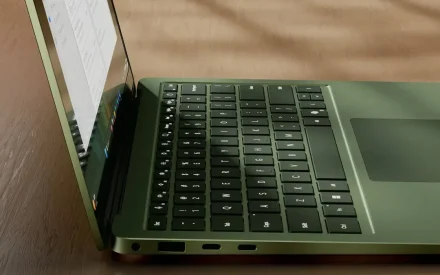 Närbild av Microsoft Surface Laptop med böjd metallkant och vit skärm mot mörkgrå bakgrund.