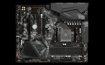 Gigabyte B550 X Gaming moderkort med AM4-sockel, DDR4-minnesplatser och svart design med geometriska mönster, fotograferat från ovan.