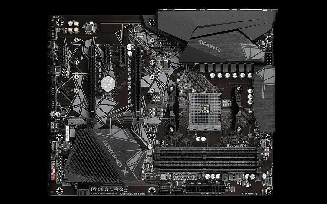 Gigabyte B550 X Gaming moderkort med AM4-sockel, DDR4-minnesplatser och svart design med geometriska mönster, fotograferat från ovan.